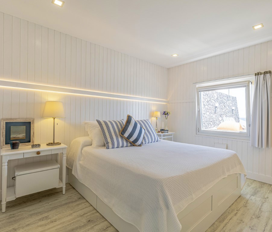 Bedroom with a sea view2